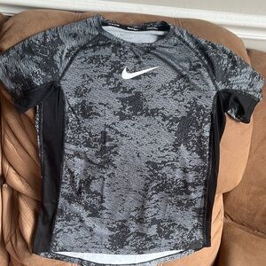 Boys youth medium gray, Nike dry fit shirt